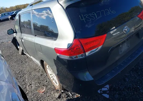 2014 Toyota Sienna Xle V6 8 Passenger z USA, uszkodzony, nr VIN 5TDYK3DC4ES522721